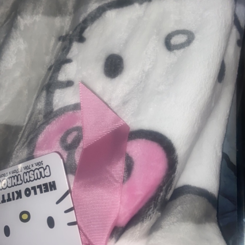 Hello Kitty Blanket - Picture 2 of 8
